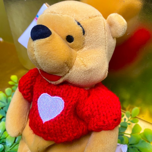DISNEY STORE NWT 90s WINNIE THE POOH w/RED KNIT HEART SWEATER BEAN BAG PLUSH 8” - Picture 4 of 12